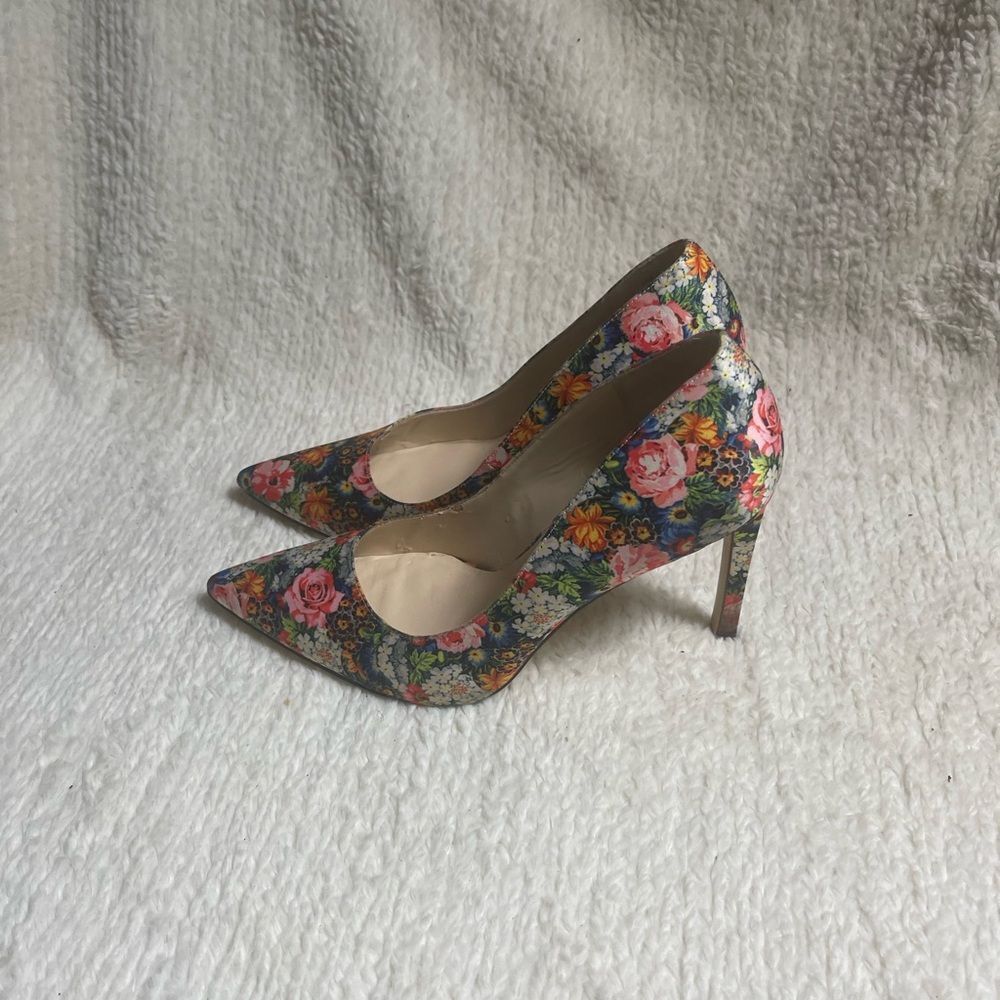 Nine West satin multi color Floral sleep on heels SZ11M
